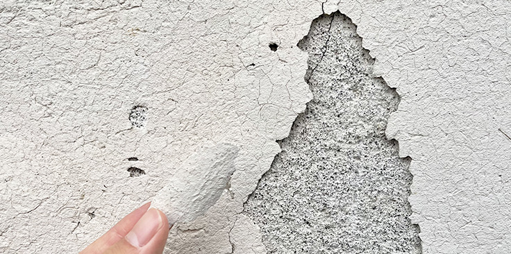 塗膜の剥がれ・膨れがある壁の画像