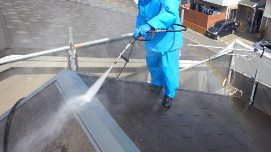 屋根を高圧洗浄している写真