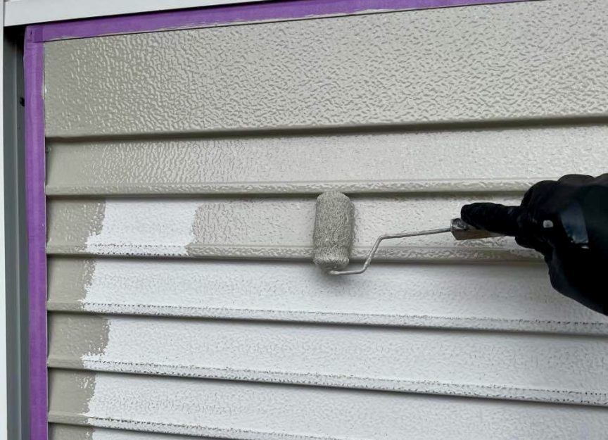 雨戸塗装の様子を写した写真