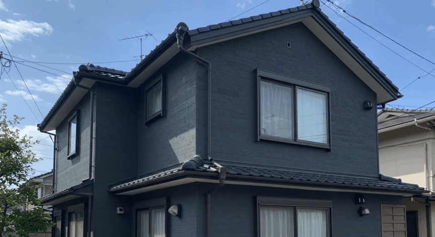 ダークグレーの外壁に黒のサッシや屋根を使用した家の画像