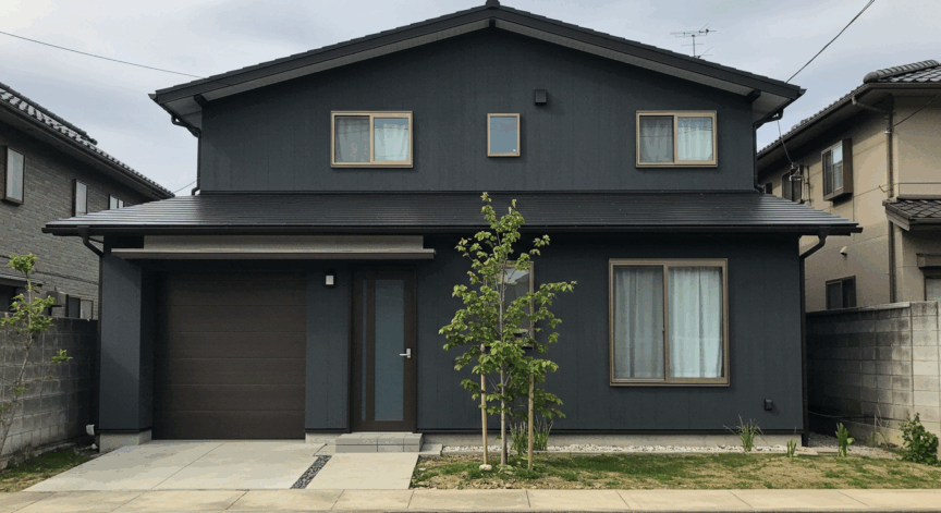 ダークグレーの外壁に黒い屋根を使用した家の画像