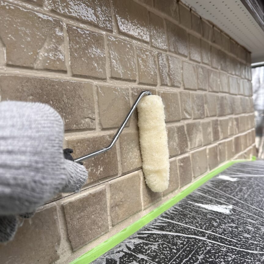 塗装する様子の写真