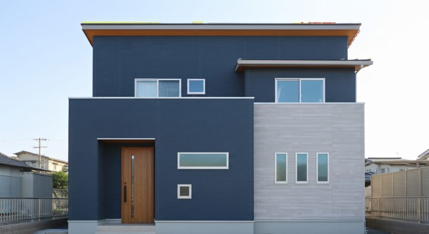外壁にネイビーとグレーのツートンカラーを使用した家の写真