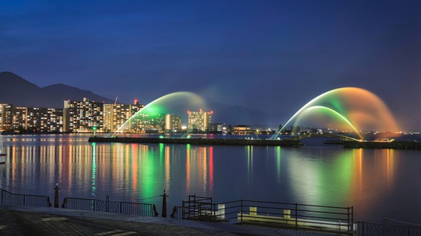 ライトアップされた琵琶湖の写真