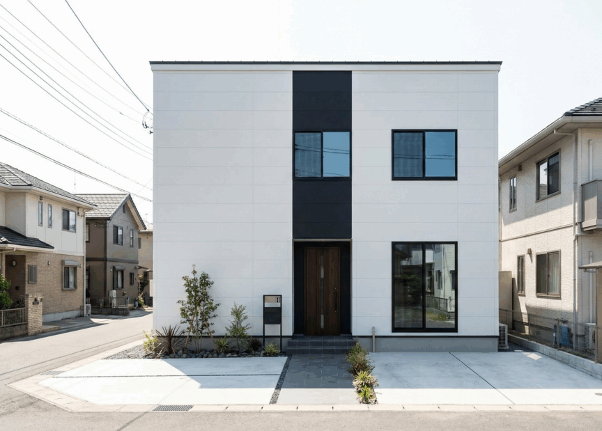 白をベースに縦に黒のラインが入ったスタイリッシュな家の写真