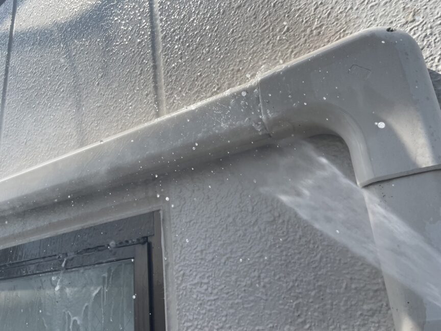 外壁洗浄する様子を写した写真